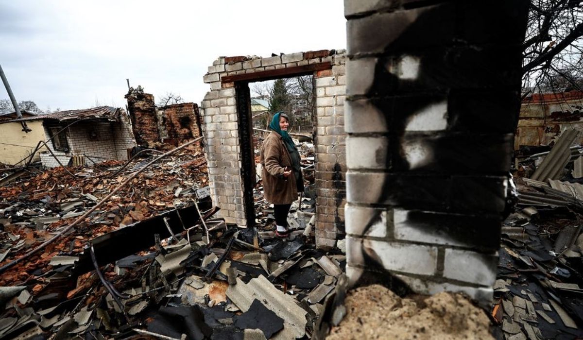 Battle looms in Ukraine's east, grave found in town near Kyiv